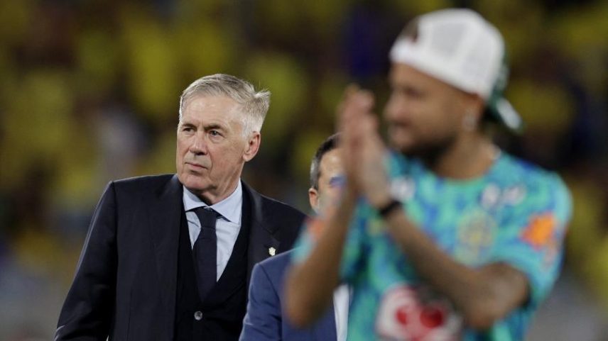 Carlo Ancelotti, técnico da seleção brasileira, observa enquanto Neymar aparece à frente na imagem