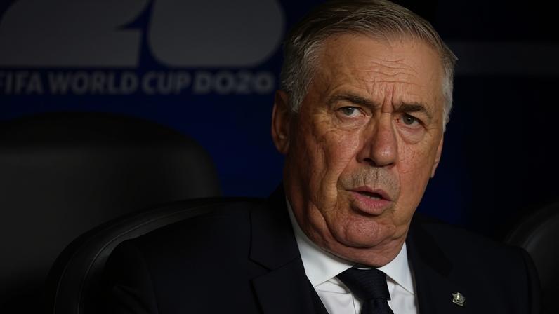 Carlo Ancelotti durante jogo contra a Escócia