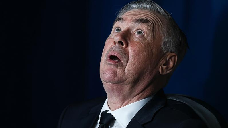 Carlo Ancelotti lamenta durante jogo contra o Haiti