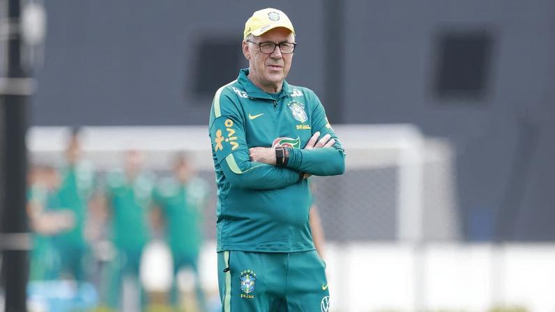 De olho no Japão, Seleção Brasileira treina com grupo completo
