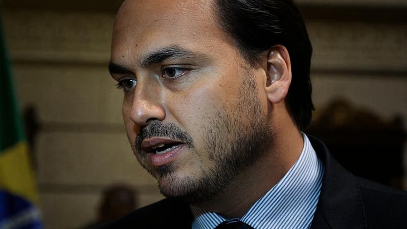 Carlos afirma que Bolsonaro apresentava sonolência e não acordava