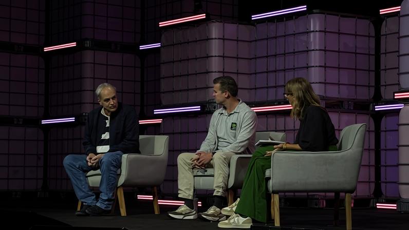 O cientista Carlos Nobre participou do Web Summit Rio na quinta-feira (11) ao lado de Ben Valks, fundador e CEO da Black Jaguar Foundation, e Constance Malleret, jornalista do The Guardian — Foto: Lia Hama
