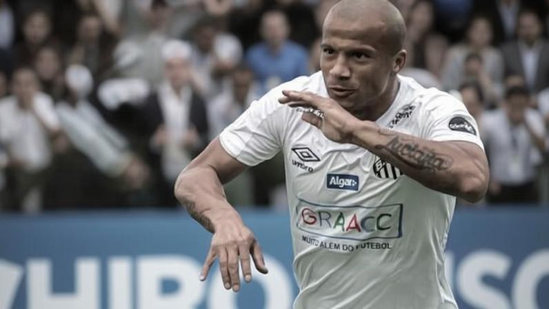 Carlos Sánchez comemora um dos seus gols com a camisa do Santos