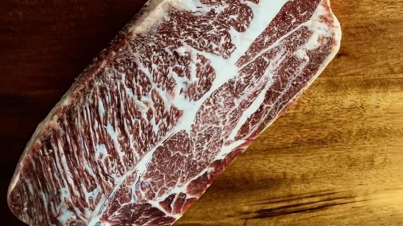 Carne de Wagyu se destaca pelo marmoreio elevado — Foto: Divulgação
