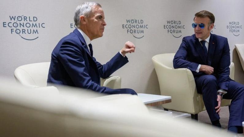 O primeiro-ministro canadense Mark Carney e o presidente francês Emmanuel Macron no Fórum de Davos, em janeiro; líderes se reuniram nesta 6ª feira (12.jun), em Paris, para fechar pacto de defesa