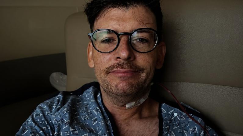 Caroço na garganta revelou câncer ligado a IST em ator de The Pitt