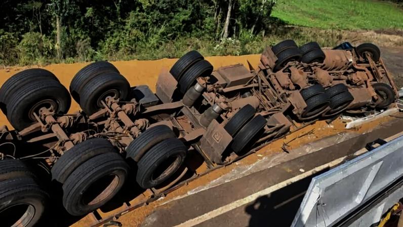 Imagem colorida de careta após o tombamento do veículo na BR-282 em Maravilha