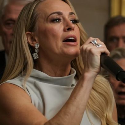 Carrie Underwood agradece a Deus e ao amor pelo país em novo vídeo patriótico