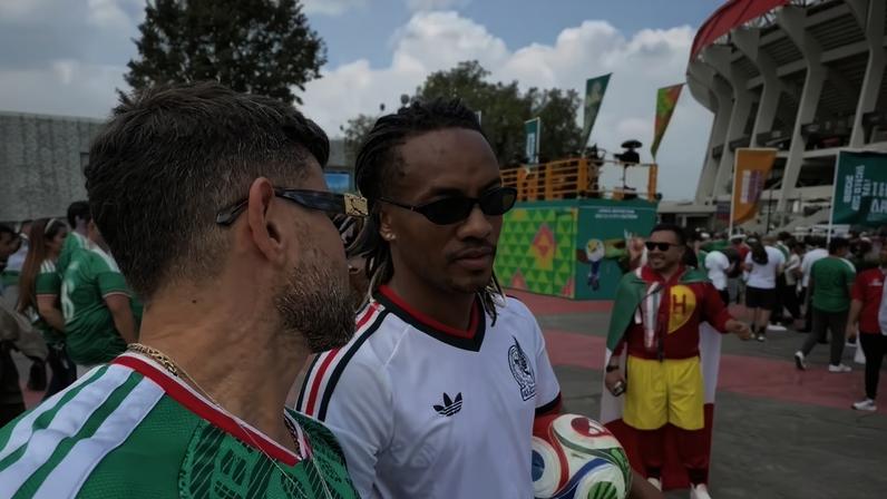 Carrillo vestiu a camisa do México, mas a branca — Foto: Reprodução/Instagram