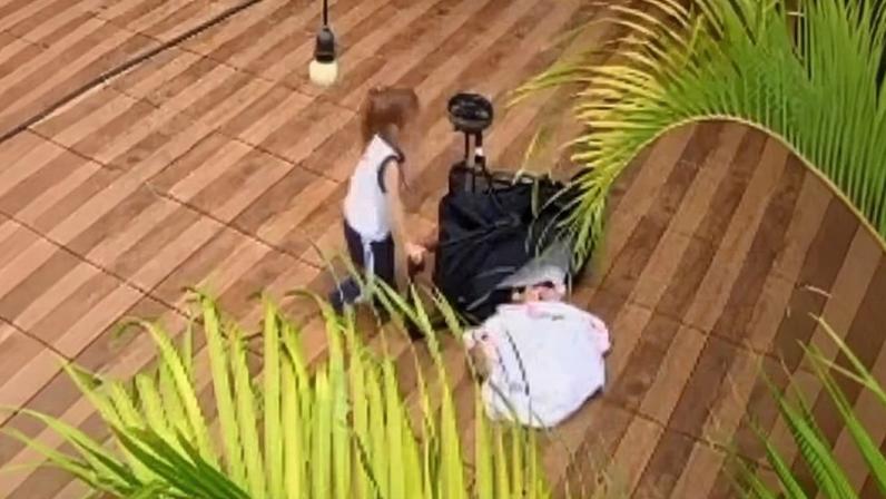Carrinho capotou com o bebê dentro — Foto: Reprodução/redes sociais