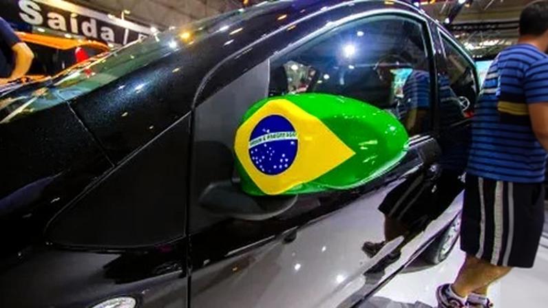 Retrovisor de um Jac Motors J2 com um adesivo do Brasil