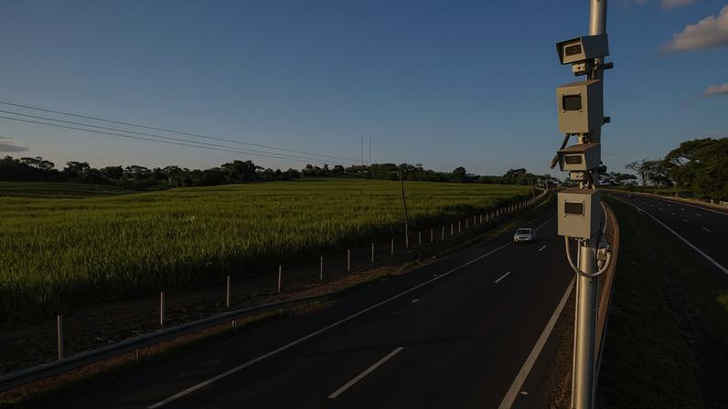Radares de velocidade média ainda estão em testes no Brasil