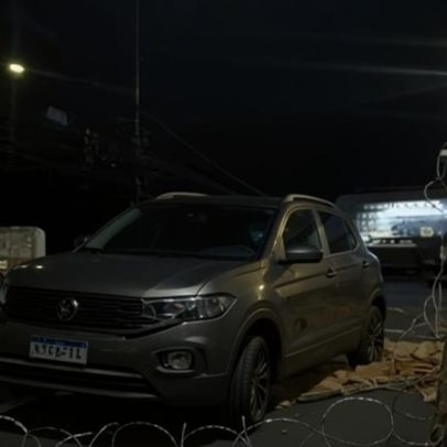 Carro fica pendurado em muro após motorista perder controle em BH