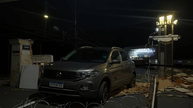 Carro fica pendurado em muro após motorista perder controle em BH • Reprodução