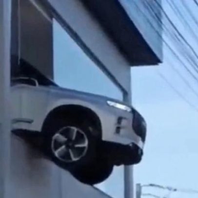 Carro fica pendurado no primeiro andar de loja após manobra de funcionário