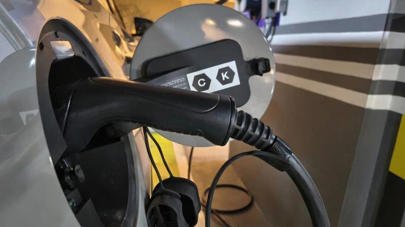Imagem mostra carregador em carro elétrico - Metrópoles