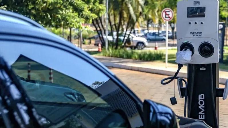 De janeiro a maio, foram vendidos no Brasil 190.792 veículos eletrificados; na imagem, carro é recarregado em eletroposto