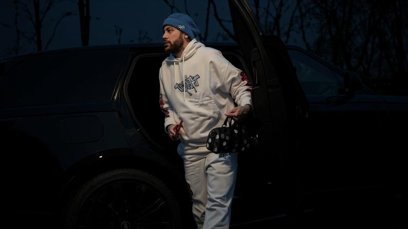 Neymar saindo de sua Range Rover Autobiography