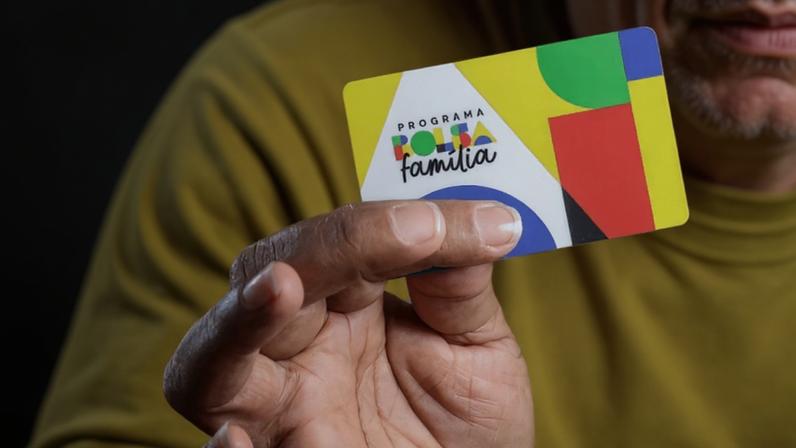 Cartão do Bolsa Família na mão do beneficiário