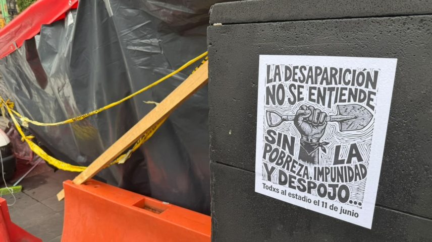 Cartaz colado em um dos acampamentos de manifestantes na Cidade do México — Foto: Leonardo Lourenço