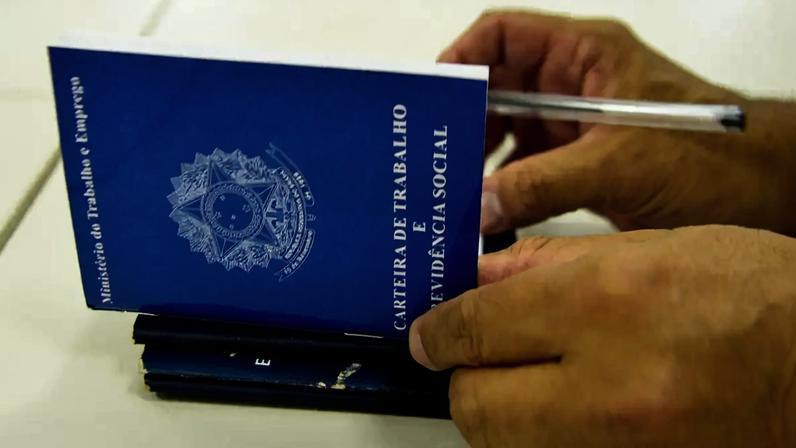 1 de 1 Carteira de Trabalho - Foto: Marcello Casal jr/Agência Brasil