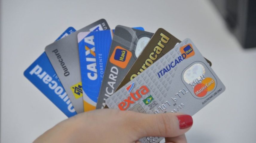 Ter mais do que dois cartões pode pulverizar a percepção de gastos, o que representa um risco para a organização financeira — Foto: Agência Brasil