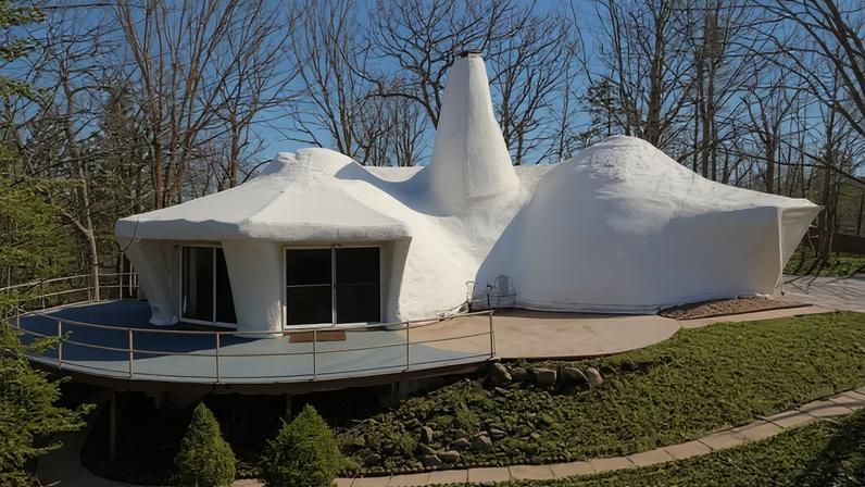 Com formas orgânicas e visual escultural, residência em Minnesota construída em 1970 ficou conhecida como a 'casa dos Flintstones', pela arquitetura lúdica que remete ao desenho animado