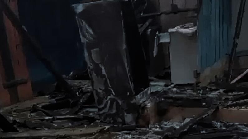 Foto colorida de como ficou imóvel após incêndio criminoso destrui-lo em Iporanga, no Vale do Ribeira, interior de São Paulo.