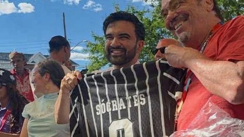 Casagrande entrega camisa de Sócrates ao prefeito de Nova York, Zohran Mamdani