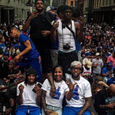 Casal celebra pedido de casamento em cima de viatura policial