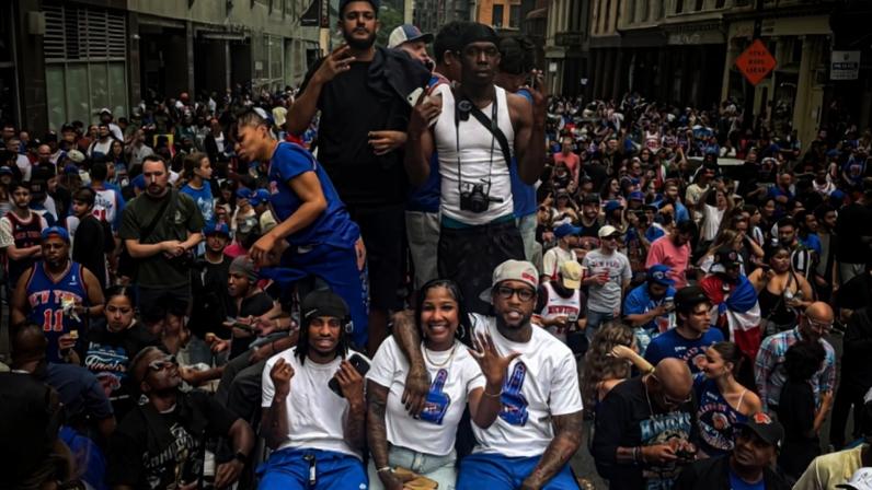 Casal comemora pedido de casamento em cima de viatura da polícia
