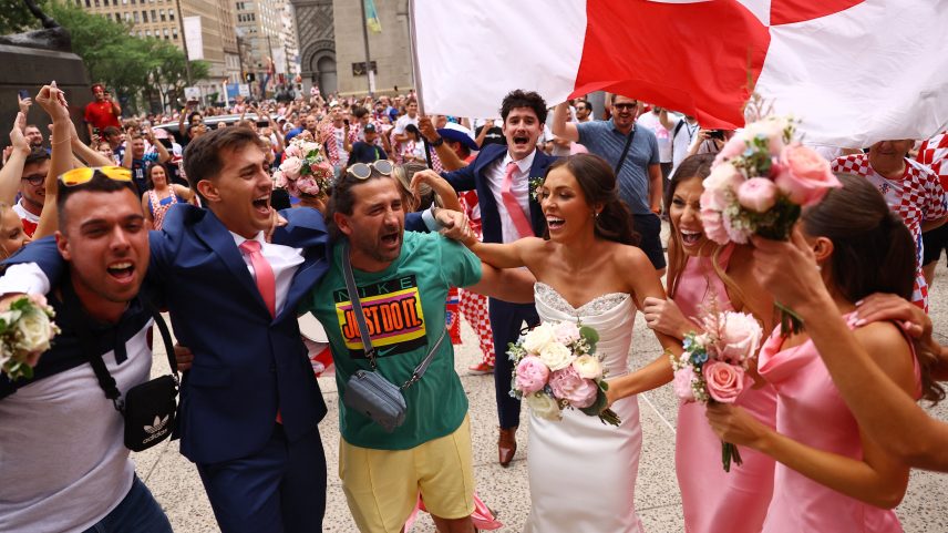 Ashton Ashby e Zachary Smith pulam e celebram com torcedores da Croácia após se casarem — Foto: Peter Cziborra/Reuters