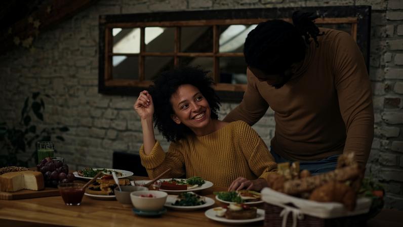 O Dia dos Namorados pode ser celebrado com uma refeição acolhedora e intimista dentro de casa — Foto: Magnific/Drazen Zigic/Creative Commons