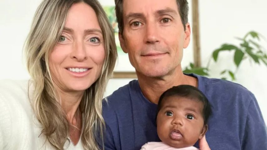 Tiffany Score e Steven Mills, com a filha Shea — Foto: People/ Courtesy of Steven Mills