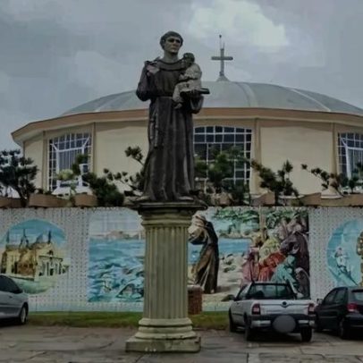 Mulher casa após encontrar três medalhas de Santo Antônio