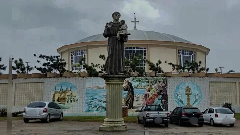 Mulher casa após encontrar três medalhas de Santo Antônio