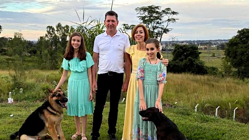 Adauto José Denardi e Ieda Cristina Denardi, condenados por terem feito homeschooling com suas filhas, falam ao Congresso nesta semana. (Foto: Ieda Denardi/Arquivo pessoal)