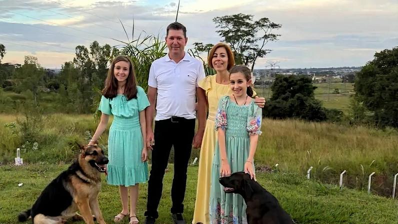 Adauto José Denardi e Ieda Cristina Denardi, condenados por terem feito homeschooling com suas filhas, falam ao Congresso nesta semana. (Foto: Ieda Denardi/Arquivo pessoal)