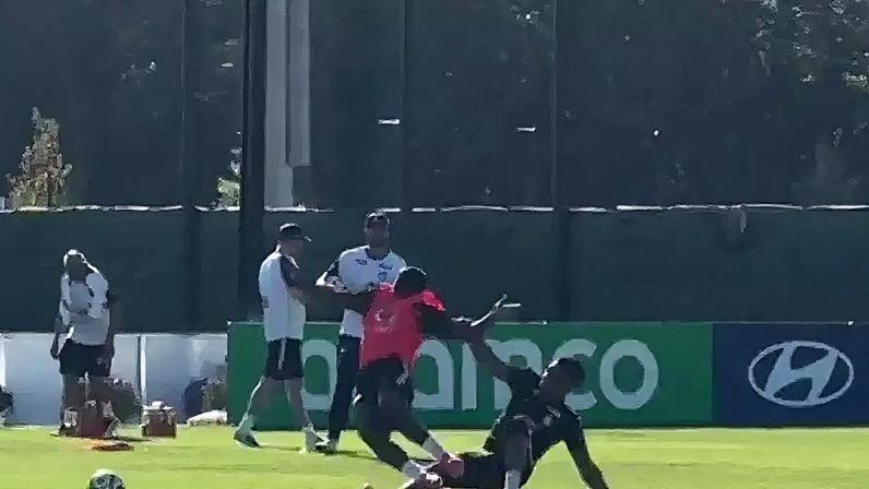 Casemiro deu entrada ríspida em Endrick durante treino do Brasil nos EUA