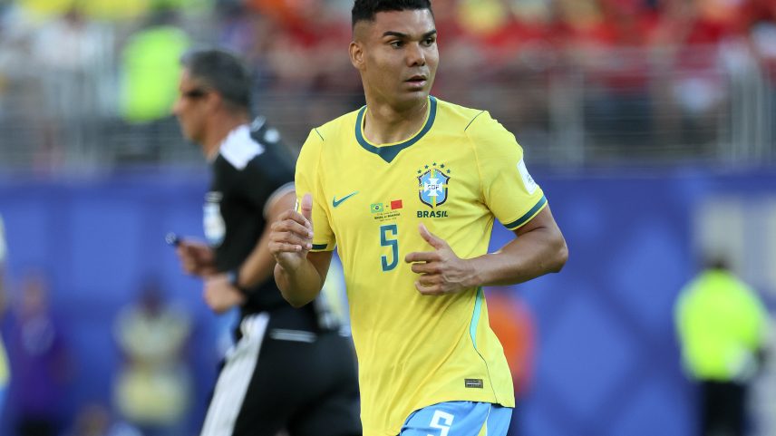 Ibañez e Casemiro levaram amarelos no primeiro tempo do empate com Marrocos e foram substituídos