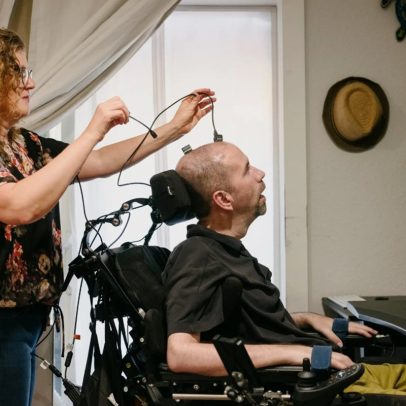 Implante cerebral permite que homem com ELA se comunique com a família