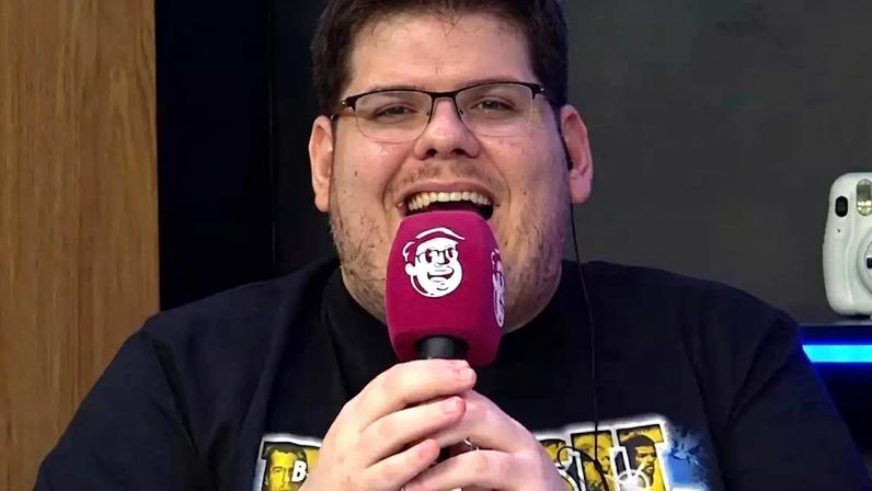 Casimiro Miguel faz graça com o entrosamento atrás das câmeras entre os jornalistas da CazéTV e da Globo