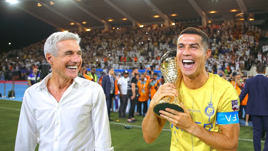 Luís Castro e Cristiano Ronaldo, com taça da Copa dos Campeões Árabes conquistada pelo Al-Nassr em cima do Al-Hilal — Foto: Divulgação/Al-Nassr