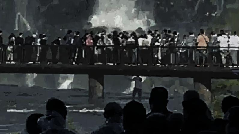 Turista entra nas águas das Cataratas do Iguaçu para pegar celular (Reprodução/Reprodução)