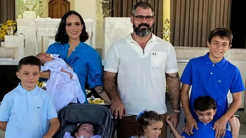 Juliano Cazarré ao lado da mulher e dos filhos