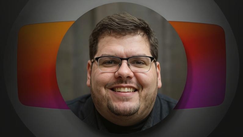 Cazé transformou seu canal no YouTube em uma grande comunidade de amigos enquanto a Globo se mantém menos próxima do público