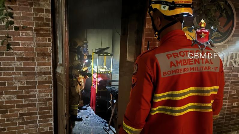 Bombeiros do DF combatem incêndio em carro e bistrô em menos de 3h