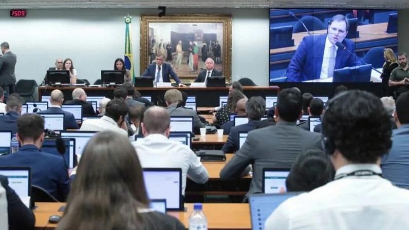 A proposta estava na pauta da comissão em 27 de maio, mas a análise foi adiada após pedido de vista de deputados de PT, Psol e PC do B