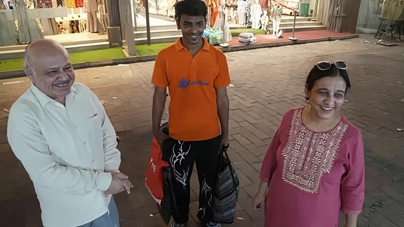 Conveniência ou direito? Startup indiana oferece carregar sacolas de compras