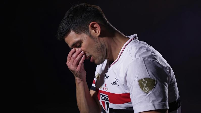 Cédric se lamenta durante São Paulo x Atlético Nacional, duelo da Libertadores